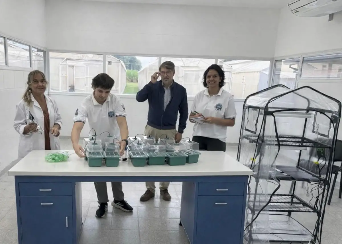 EL EQUIPO EN EL CAMPUS DE LA UNIVERSIDAD DE SAN PABLO-T. Mercedes Rivero, Matheo Such, Federico Zamora y Pamela Such Stelzer.