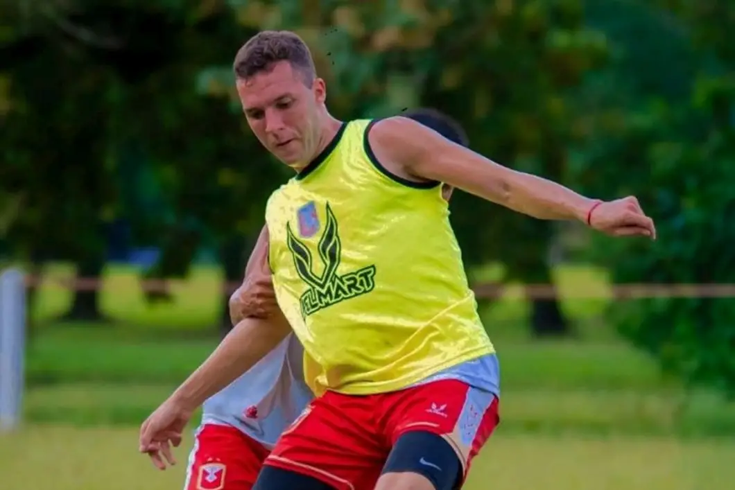 PREPARADOS. Felipe Estrada protege la pelota en el predio de Bajo Hondo.