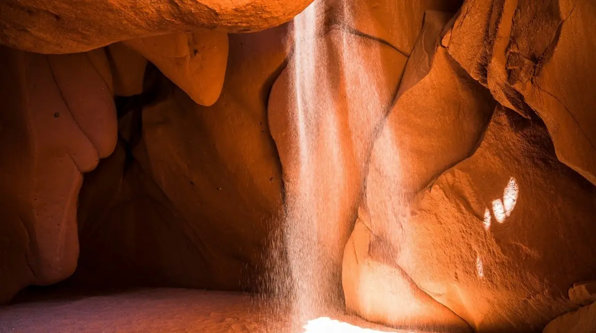 Las Cuevas de Acsibi, un sistema de arcos de piedra y arenisca roja.