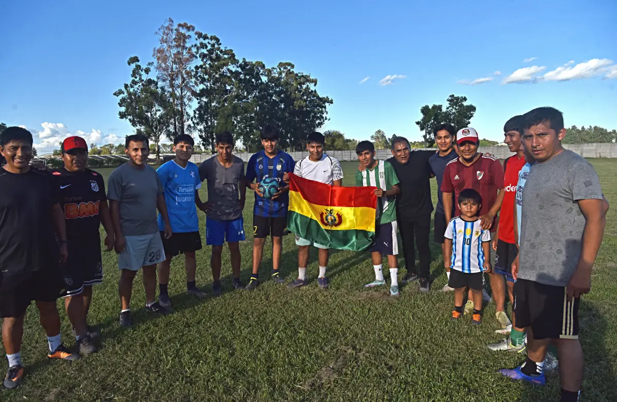 MOTIVADOS. Los jóvenes que juegan en el predio de la colectividad viven intensamente la previa de la final contra Irak.