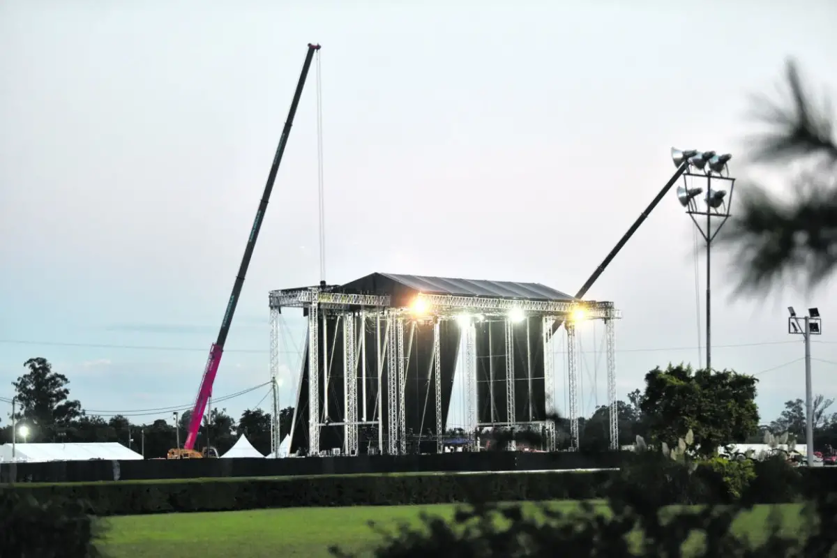 PUESTA A PUNTO. Se efectúan los últimos preparativos del inmenso escenario en el que se verá a la cantante. la gaceta / foto de osvaldo ripoll