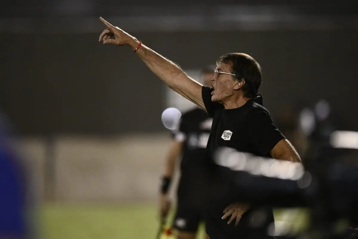 VOZ DE MANDO. Julio César Falcioni gesticula con intensidad; busca que sus dirigidos no pierdan el orden ni la concentración en el campo.