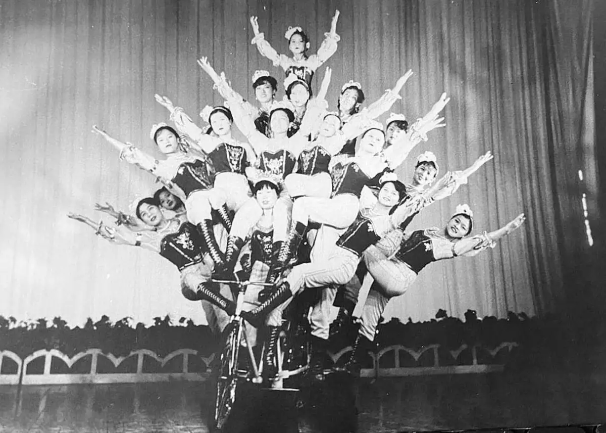 Recuerdos fotográficos: 1985. La “fantasía en bicicleta” de las acróbatas chinas