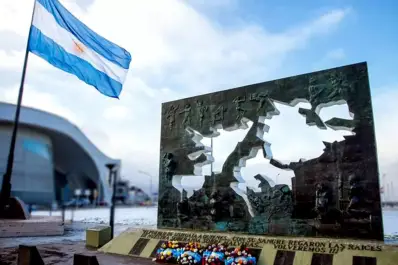 Acto por Malvinas: Kicillof y Quintela viajan a Tierra del Fuego en medio de tensiones políticas