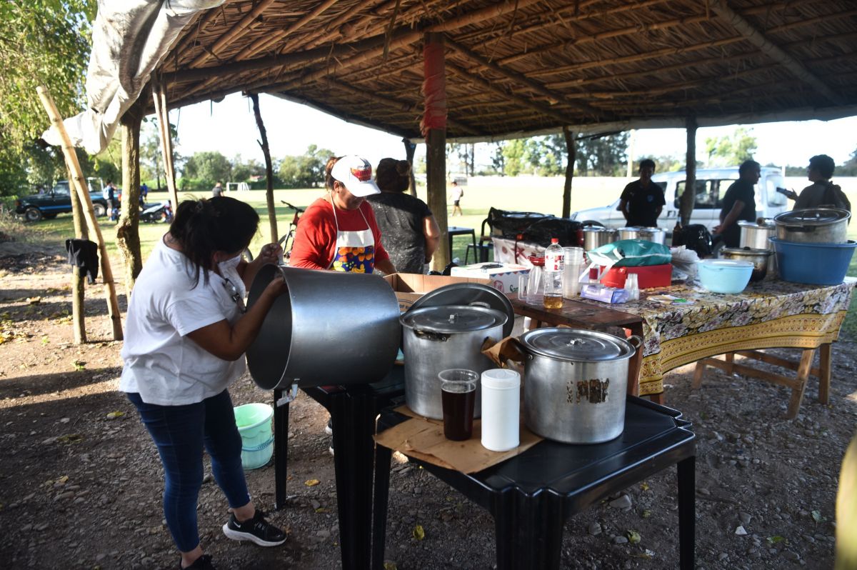 COMIDA Y CULTURA. Las mujeres de la colectividad organizaron el almuerzo con platos típicos.