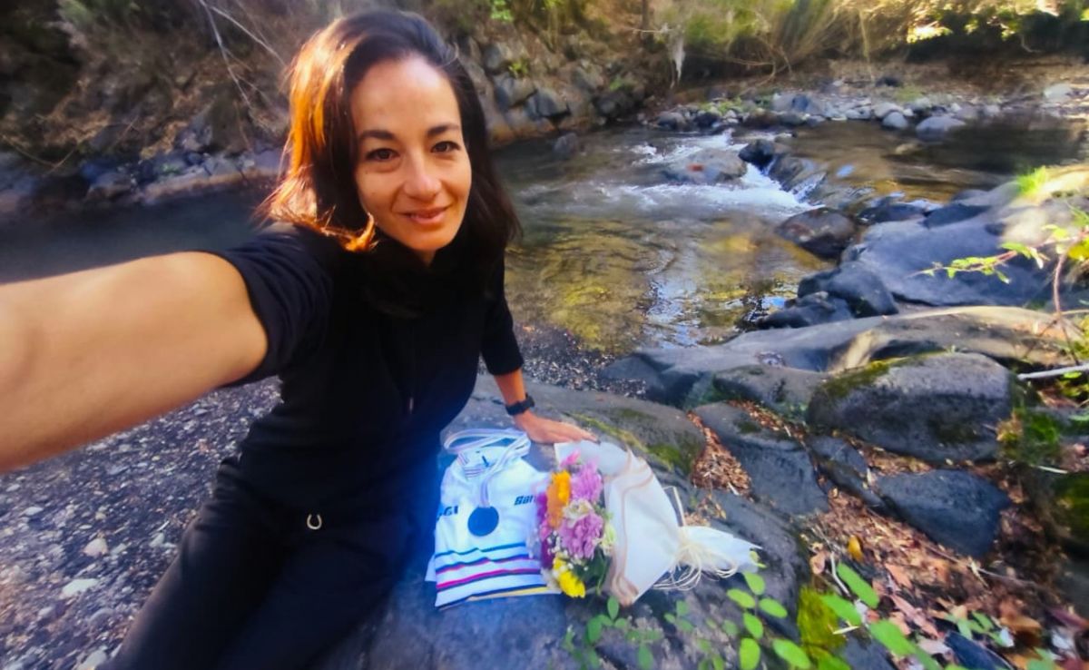 DISFRUTANDO DEL PAISAJE. Sol Corrado Rocha durante un descanso en el regreso desde Chile a Tucumán.