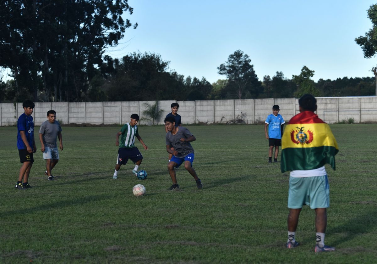 SEMILLERO. Los jóvenes de la comunidad sueñan con emular a Braian Mamaní, que hizo sus primeros pasos en el predio y llegó a la selección Sub-17 de Bolivia.