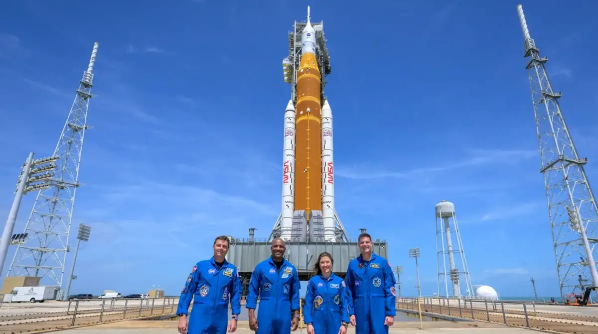 Los astronautas de la misión Artemis 2 de la NASA posan con su cohete Space Launch System y la nave espacial Orion en la plataforma 39B del Centro Espacial Kennedy en Florida, el 30 de marzo de 2025.(Crédito de la imagen: NASA/Bill Ingalls/Space.com)
