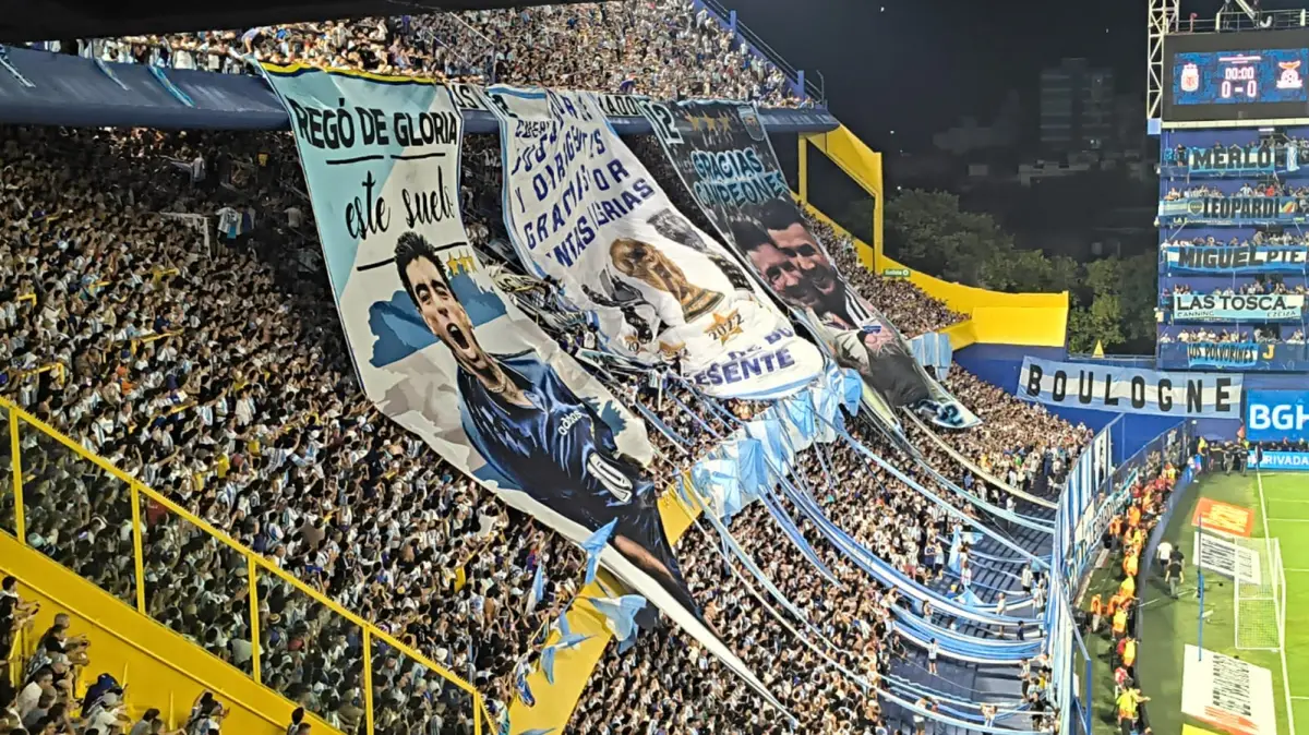 DEVOCIÓN. Los hinchas que fueron a alentar a la Selección en La Bombonera se rindieron a los pies de Lionel Messi.