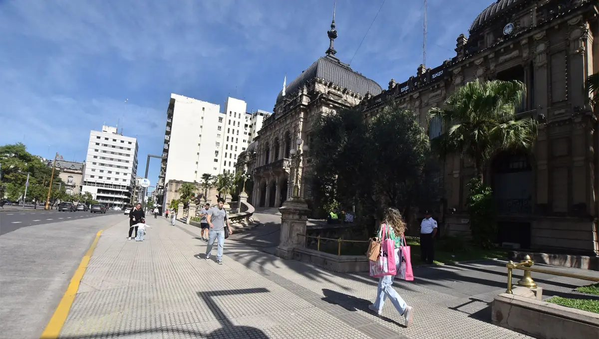 MUCHA HUMEDAD. Para hoy se espera otra jornada calurosa, pero no se descartan algunas precipitaciones y un cierre con cielo cubierto.