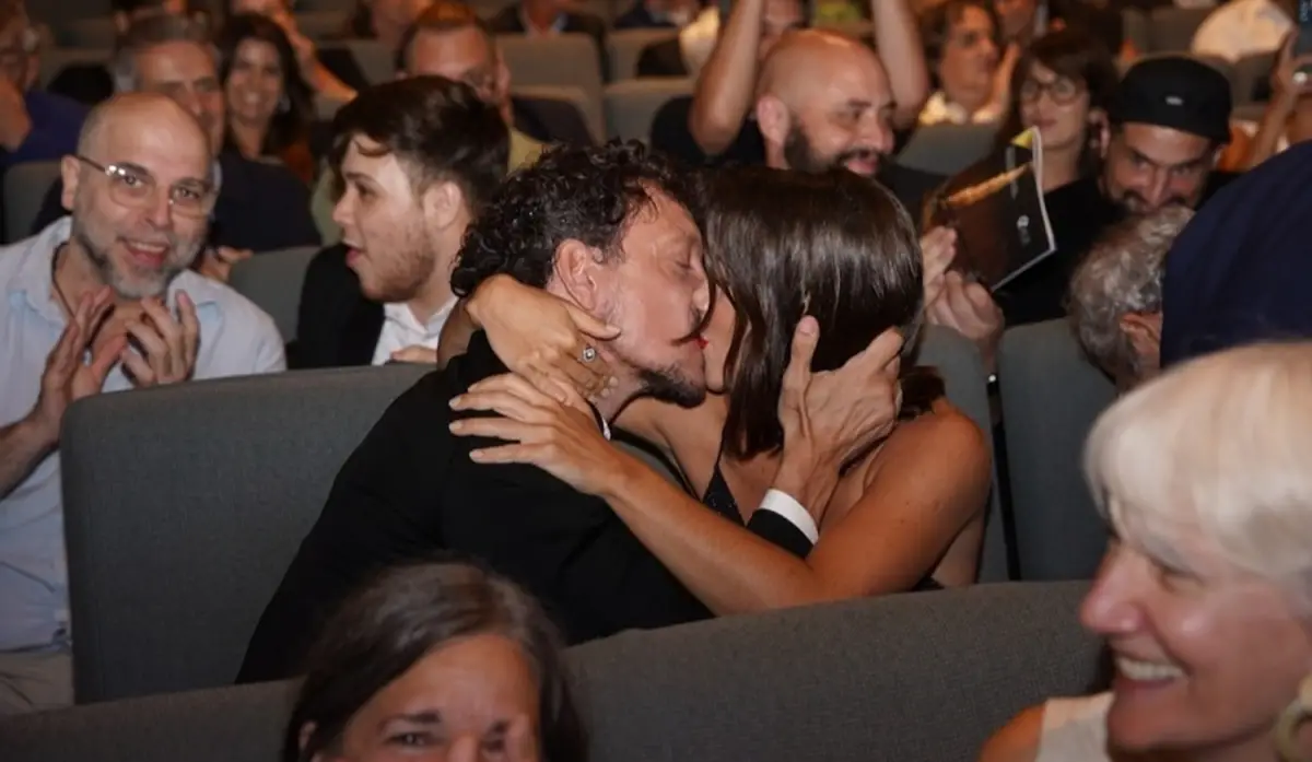 UN BESO DE ENAMORADOS. entre Nicolás Vázquez y Dai Fernández.