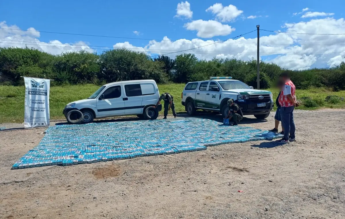 Secuestran 30.000 atados de cigarrillos y cubiertas en un operativo sobre la Ruta 9 en Tucumán
