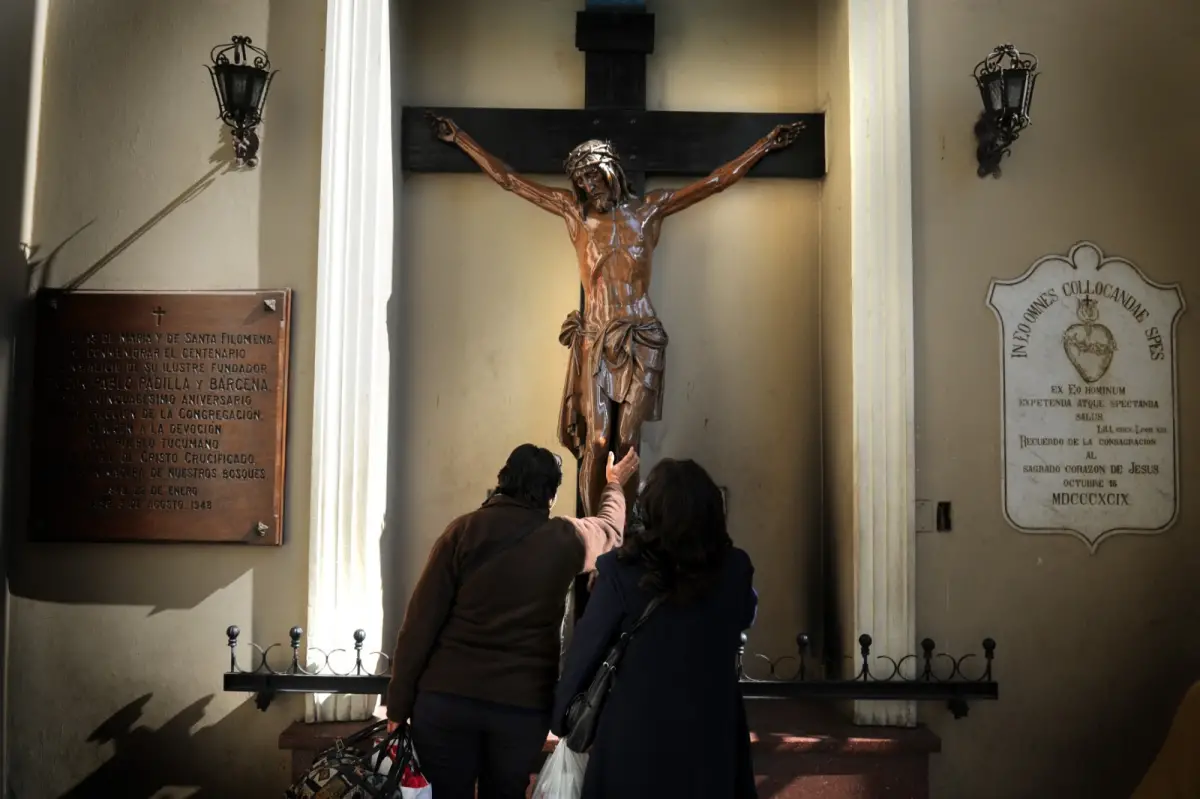 EN ORACIÓN. Para el catolicismo es un tiempo de recogimiento. Foto archivo de LA GACETA