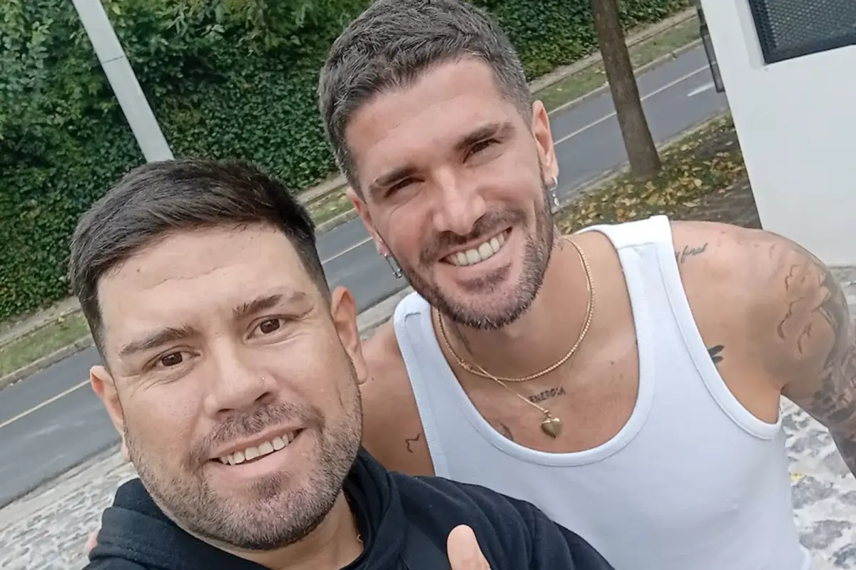 PARA EL RECUERDO. Walter Ortiz protagonizó un momento que jamás olvidará junto a Rodrigo De Paul, justo antes de finalizar su jornada como repartidor.