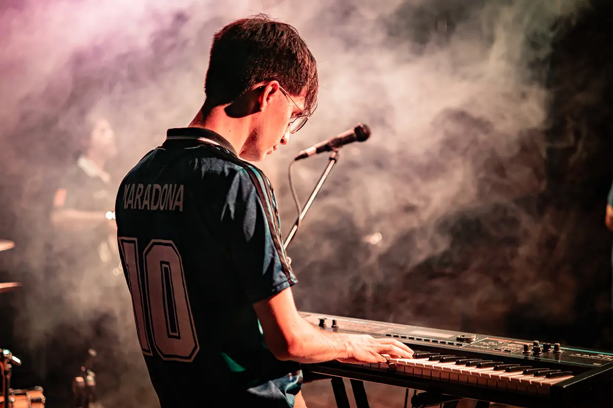 TOCANDO EL PIANO. Michel en escena, el instrumento que —dice— eligió casi por casualidad y terminó marcando su camino. / CORTESÍA MICHEL FONTANET
