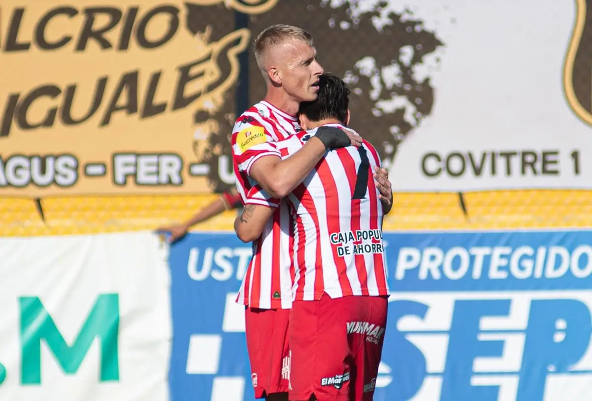 ABRAZO DE GOL. Lautaro Ovando celebra la apertura del marcador con Diego Diellos, quien podría ser titular contra Chacarita.