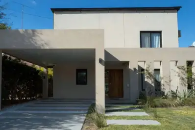 Pileta, cascada y jacuzzi: el detalle de las refacciones que hizo Adorni en su casa del country