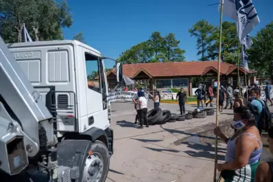 La UTEP llevó su protesta a la casa de Manuel Adorni en el country Exaltación de la Cruz