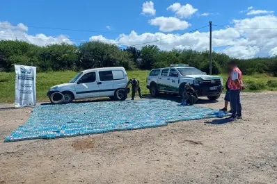 Secuestran 30.000 atados de cigarrillos y cubiertas en un operativo sobre la Ruta 9 en Tucumán