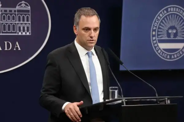 Mientras la Justicia pidió investigar más viajes de Adorni, la mesa política del Gobierno lo respaldó