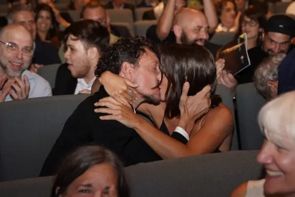 El primer y apasionado beso de Nico Vázquez y Dai Fernández tras ganar el Oro con Rocky en los Premios ACE