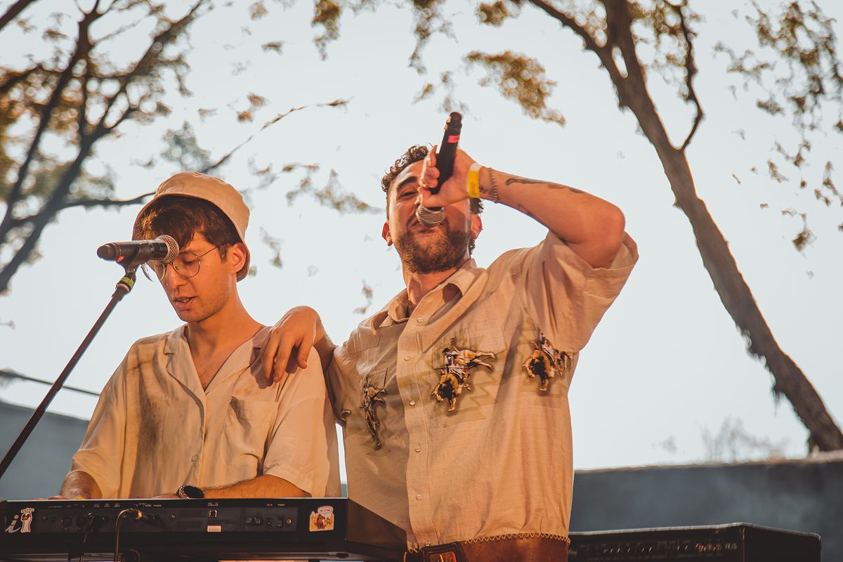 CON MAZE 2K. El músico también se desempeñó como pianista y director musical en la escena urbana local. / CORTESÍA MICHEL FONTANET