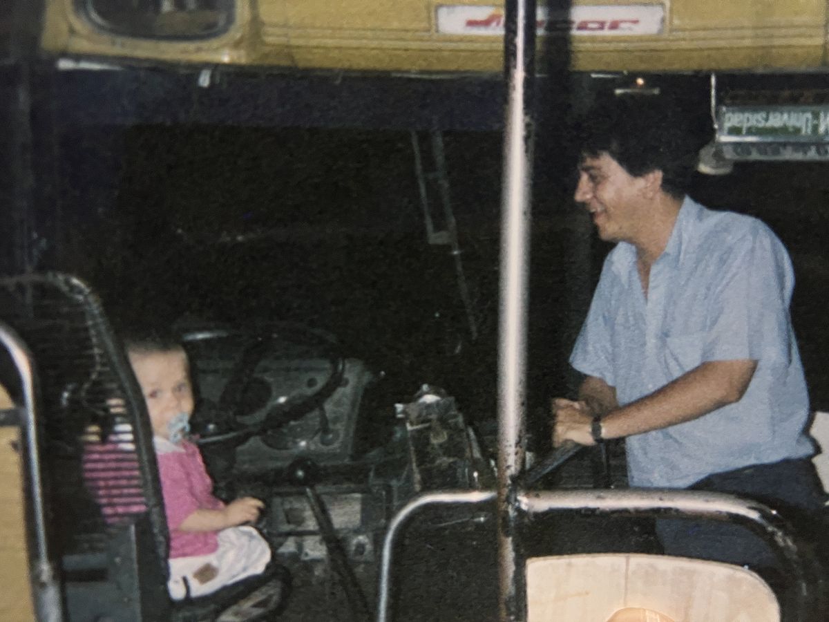 CON SU PAPÁ. Hijo de un colectivero, destaca el rol de su familia en su formación musical y personal. / CORTESÍA MICHEL FONTANET