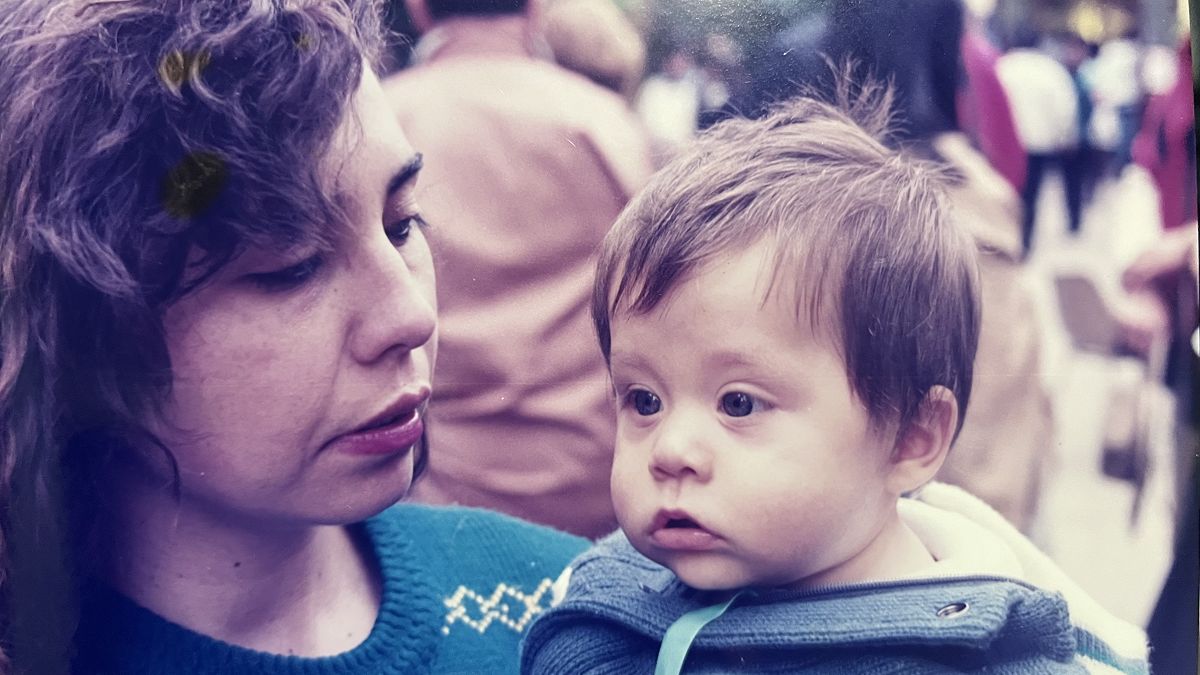 DE CHICO, CON SU MAMÁ. “En mi casa sonaba de todo”, recuerda sobre sus primeros años rodeado de música. / CORTESÍA MICHEL FONTANET