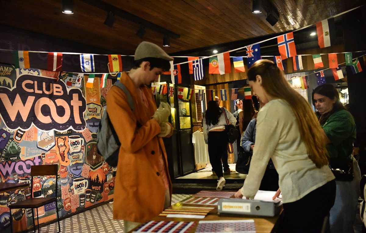 MUNDOLINGO. Las banderas indican qué idiomas habla cada participante y facilitan el inicio de las conversaciones.