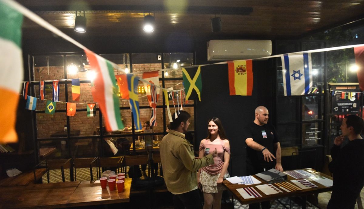 MUNDOLINGO. Conversaciones cruzadas, acentos diversos y un mismo objetivo: comunicarse.