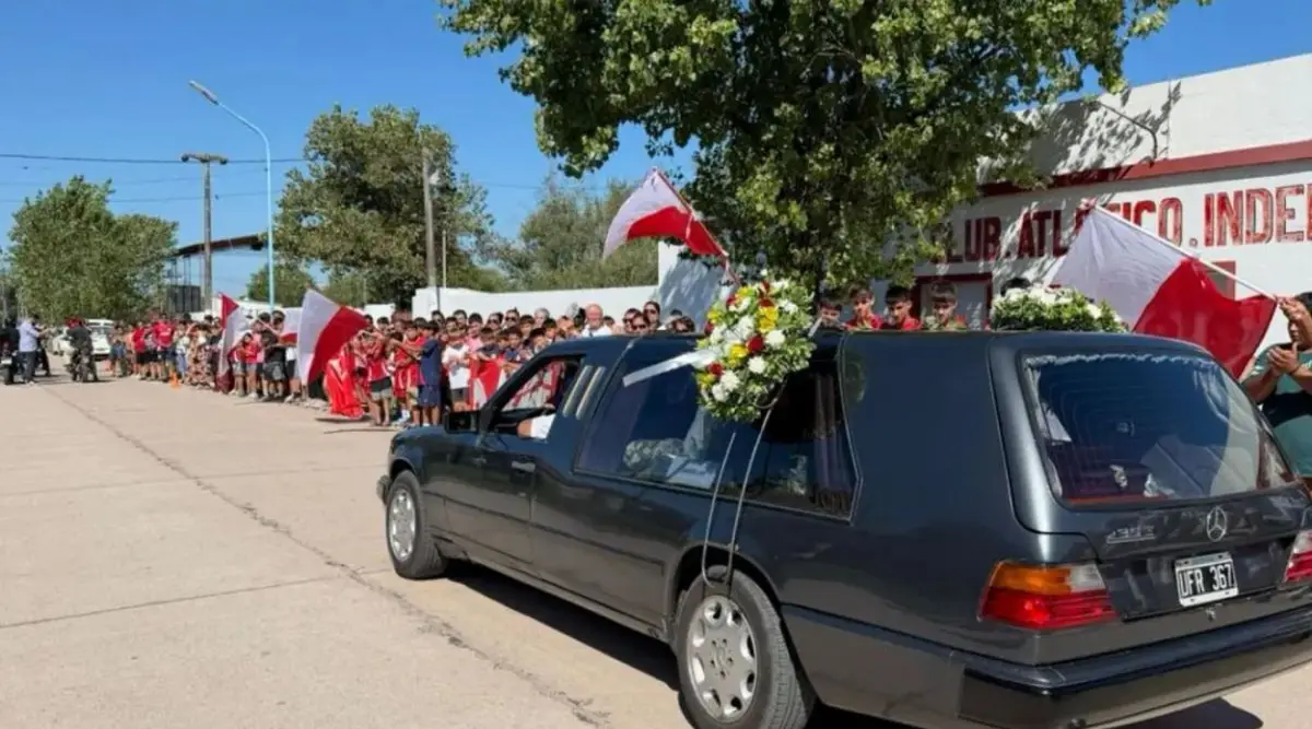 DESPEDIDA. Allegados dieron el último adiós a la víctima del ataque en medio de la conmoción por la tragedia. 