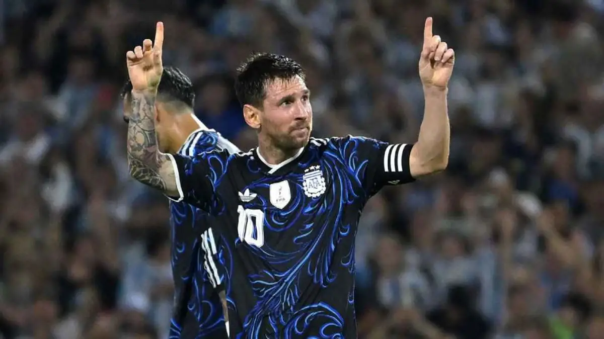 EL APORTE DE SIEMPRE. Lionel Messi mostró un buen nivel en La Bombonera; marcó un gol y asistió a Julián Álvarez. Sigue siendo la carta del triunfo de Argentina.