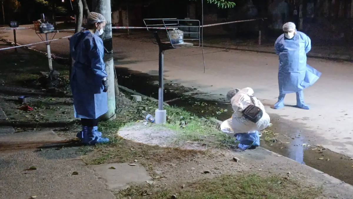 VILLA AMALIA. El ECIF trabajó en la escena del crimen, en busca de pistas.