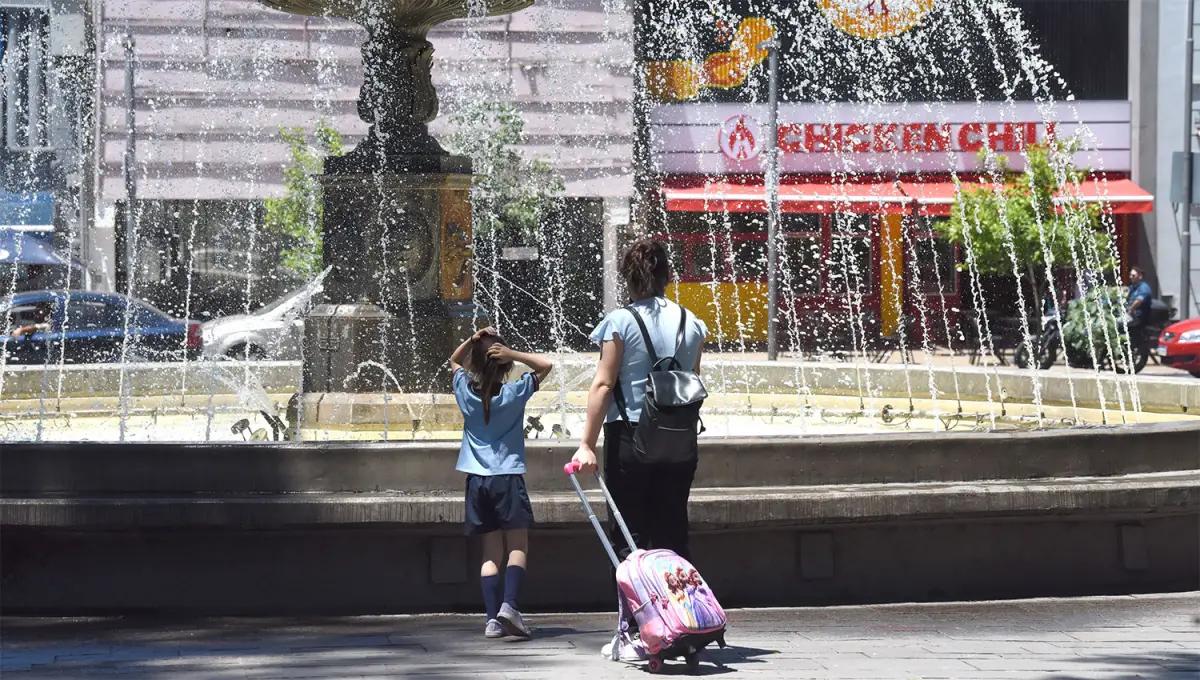 CIERRE AGOBIANTE. El último día de clases de la semana ofrecerá una combinación de calor, humedad y posibles precipitaciones. 
