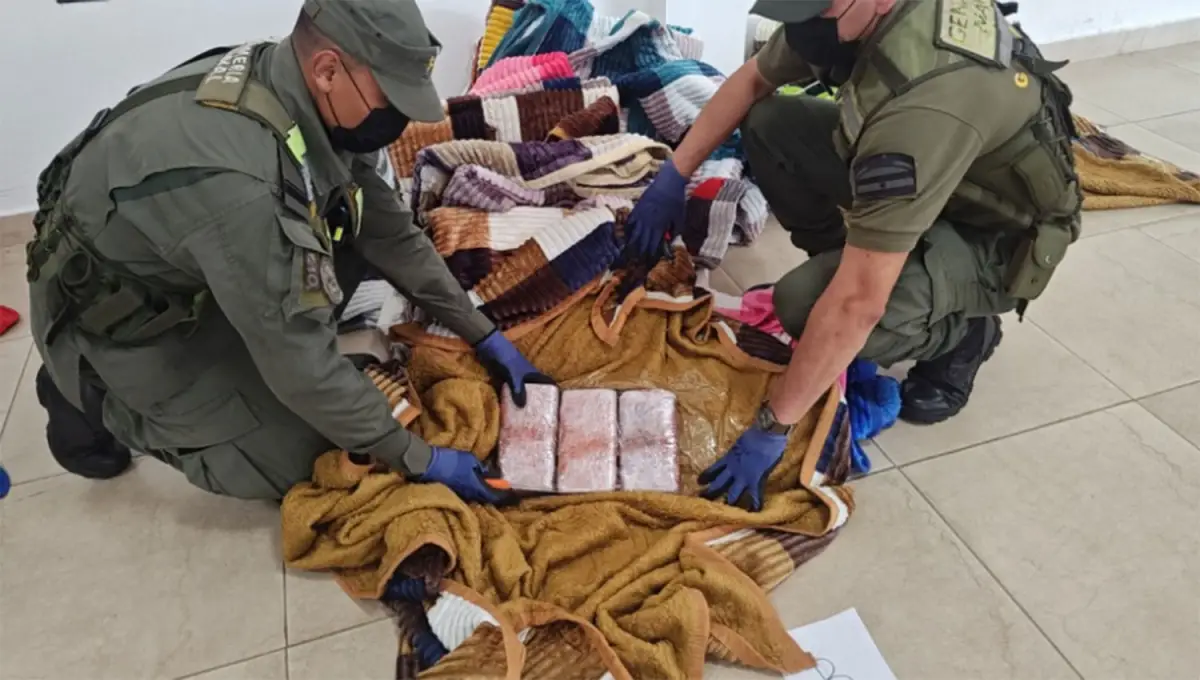 ENTRE MANTAS. La mujer fue detenida y procesada por transporte de estupefacientes.