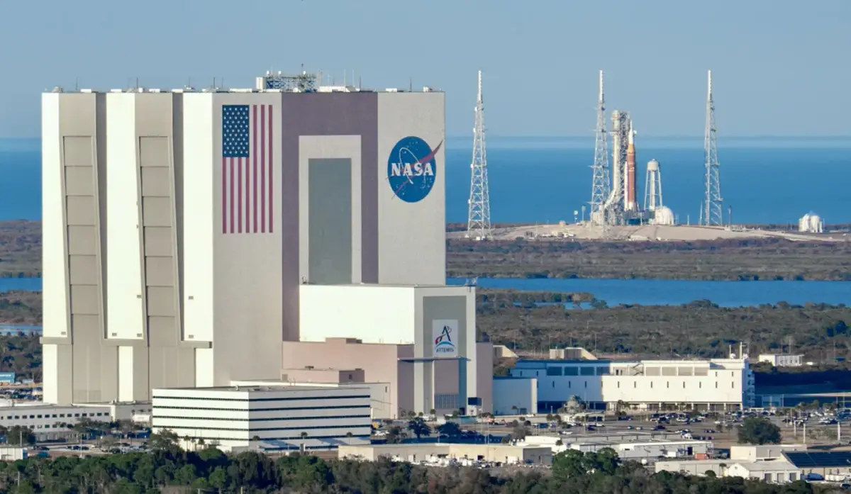 El cohete lunar Artemis II visto de lejos, en su plataforma de lanzamiento.(Imagen: Space.com / Josh Dinner)
