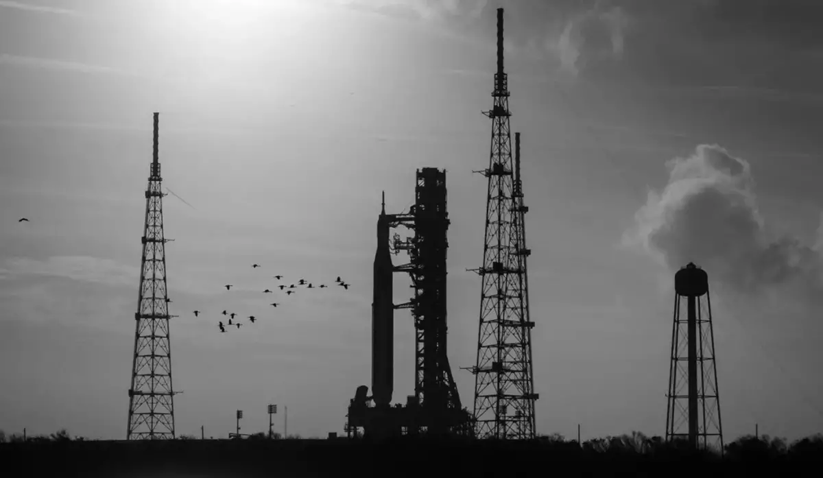 El cohete Space Launch System y la nave espacial Orion de la misión Artemis 2 en la plataforma de lanzamiento del Centro Espacial Kennedy de la NASA en Florida.(Crédito de la imagen: NASA/Bill Ingalls/Space.com)