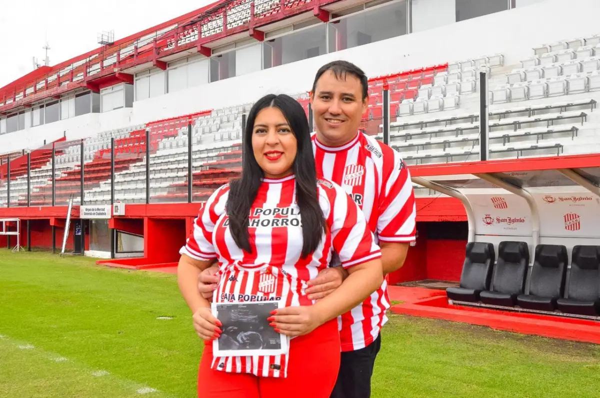 ENAMORADOS. Nahir Orellana muestra junto a su pareja Braian Gareca la ecografía del bebé en La Ciudadela. 