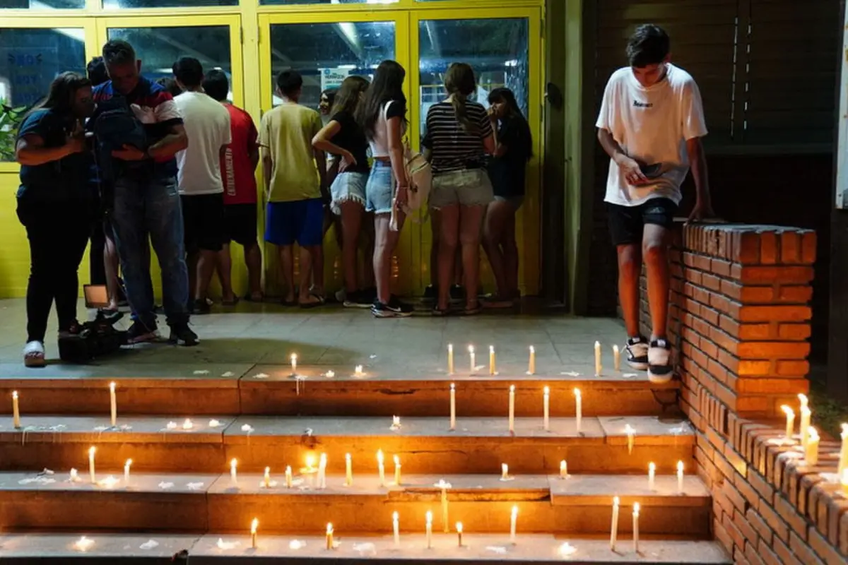 VELAS ENCENDIDAS. La imagen impacta en el ingreso al colegio.