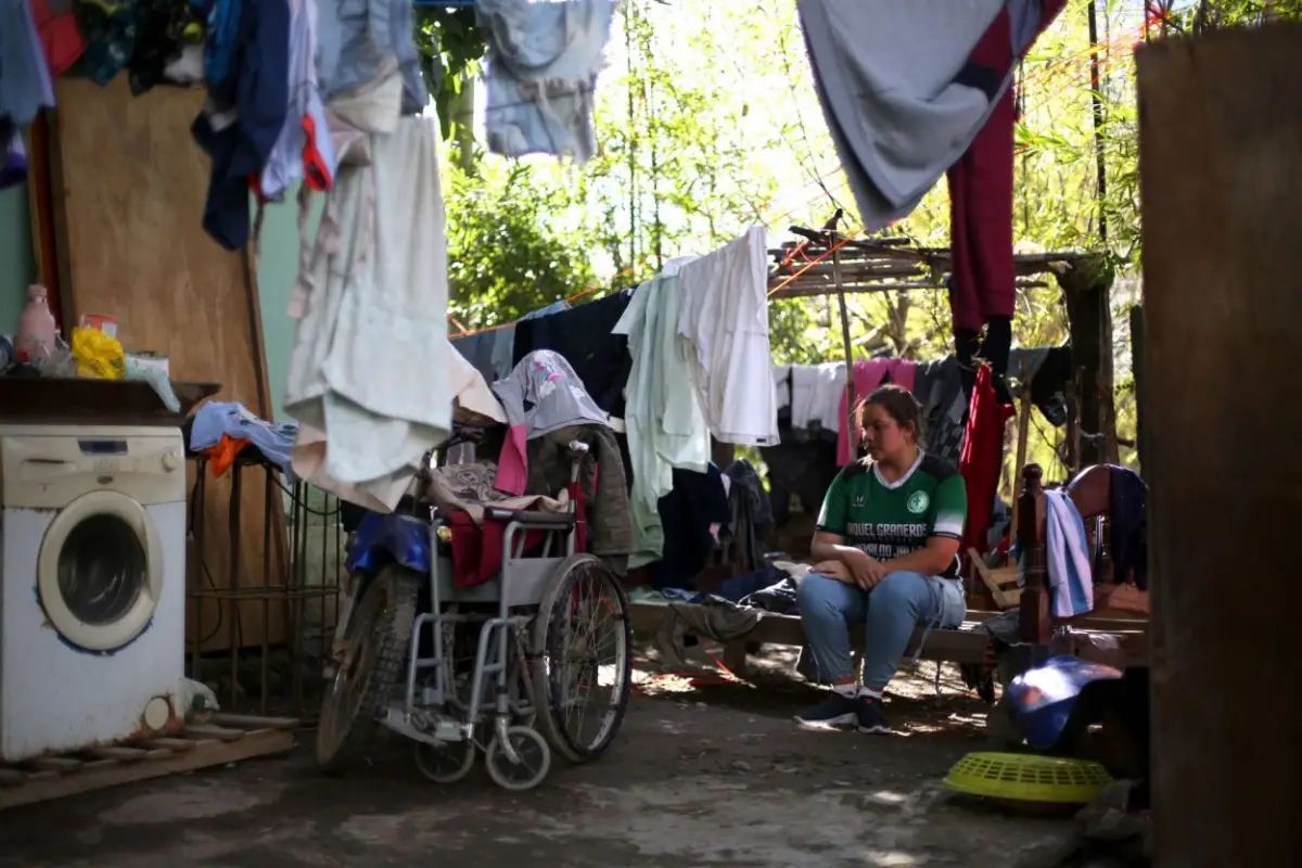 RUINAS. La casa de Milagros guarda los restos de los muebles destruidos por el agua y la ropa que aún no se seca.
