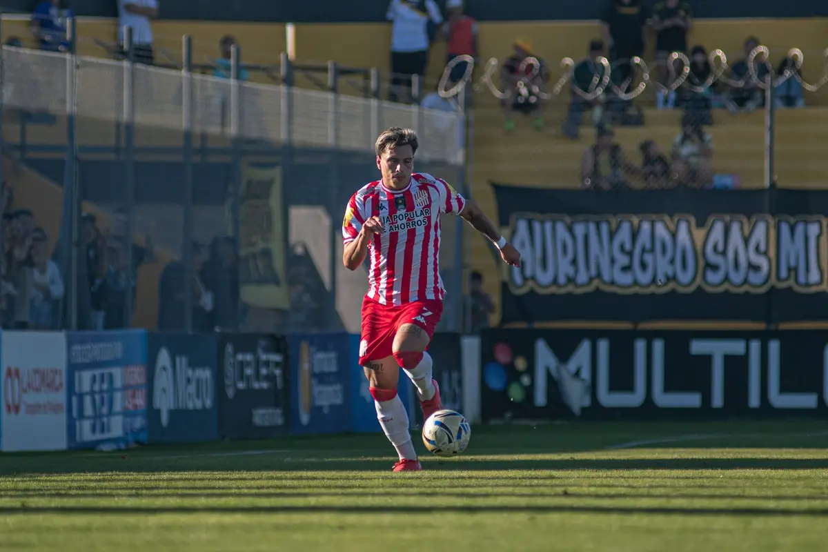 ANTES DEL INFORTUNIO. Ovando traslada el balón antes de que se le trabara la rodilla en el campo de juego.