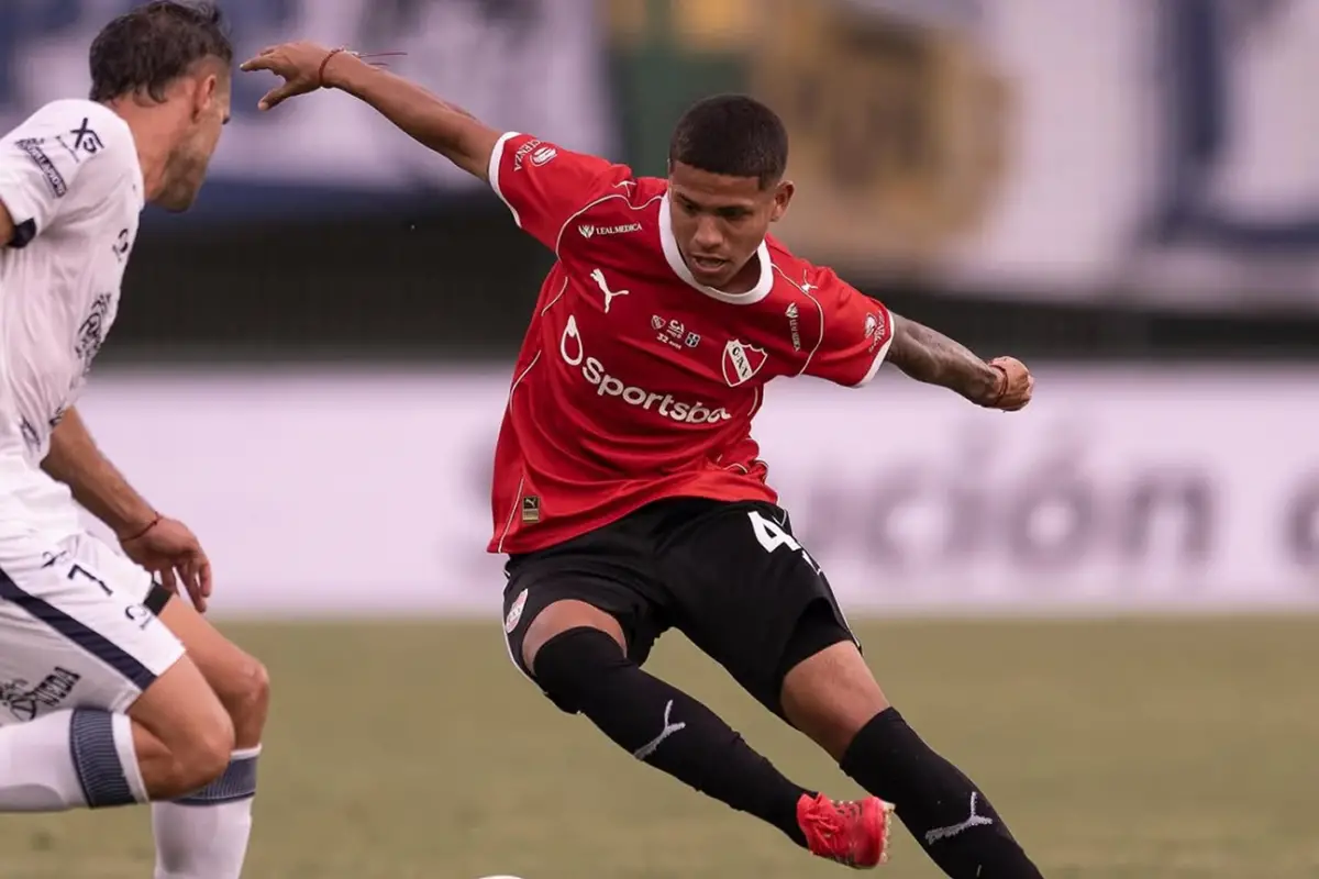 DESPARPAJO. A cada paso, Valdez demuestra que lleva el potrero en la sangre: técnica, gambeta y habilitad, sus marcas registradas.