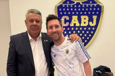 Polémica en la AFA: Chiqui Tapia apeló a la foto con Messi y De Paul para mostrarse fortalecido
