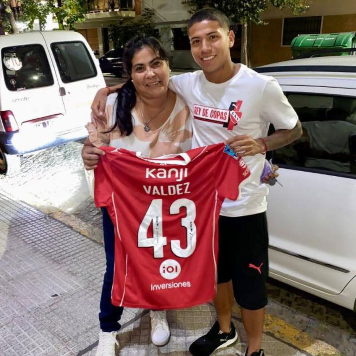 EL ORGULLO DE LA FAMILIA. Facundo posa junto a su mamá Mariela, que lo acompañó siempre desde que dio sus primeros pasos en un campo de juego.