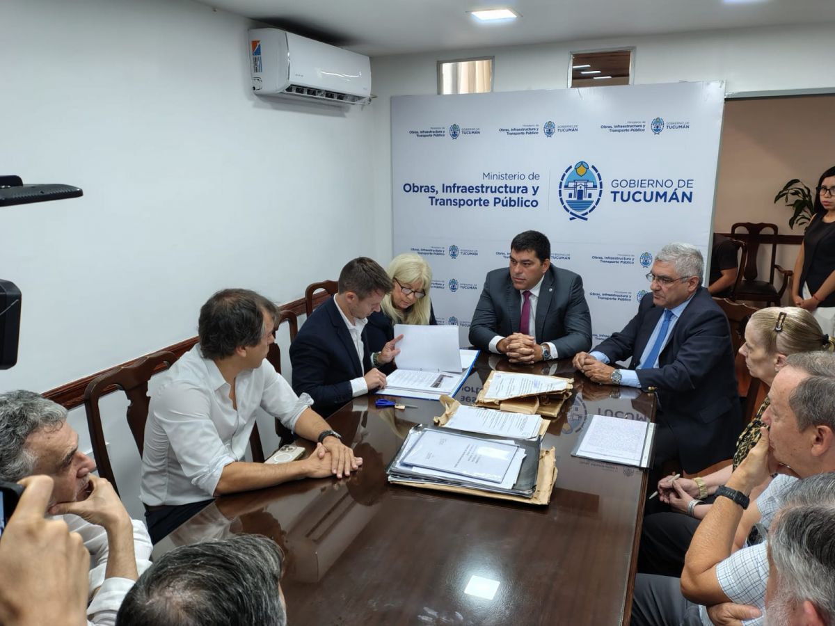 EN CASA DE GOBIERNO. La fiscal de Estado, Gilda Pedicone, el ministro de Obras, Marcelo Nazur, y su par de Economía, Daniel Abad, encabezaron el acto de apertura de sobres por la Terminal de Ómnibus. 