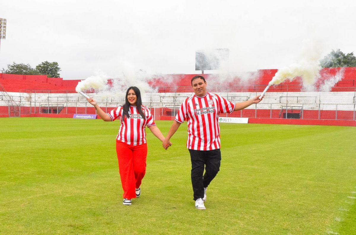 FELICES. La pareja recorre el campo de juego con los humos de colores blancos.