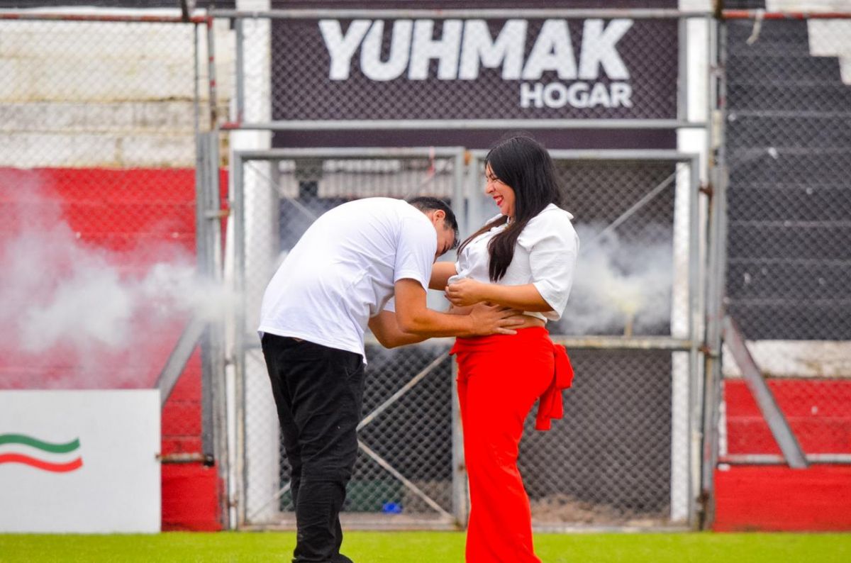 GRAN MOMENTO. Braian besa la panza de su pareja Orellana.