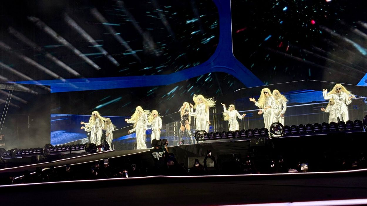 COREOGRAFÍAS Y ALGO MÁS. El cuerpo de bailarines de Tini apareció sobre el escensario con vestimentas con estética futurista.