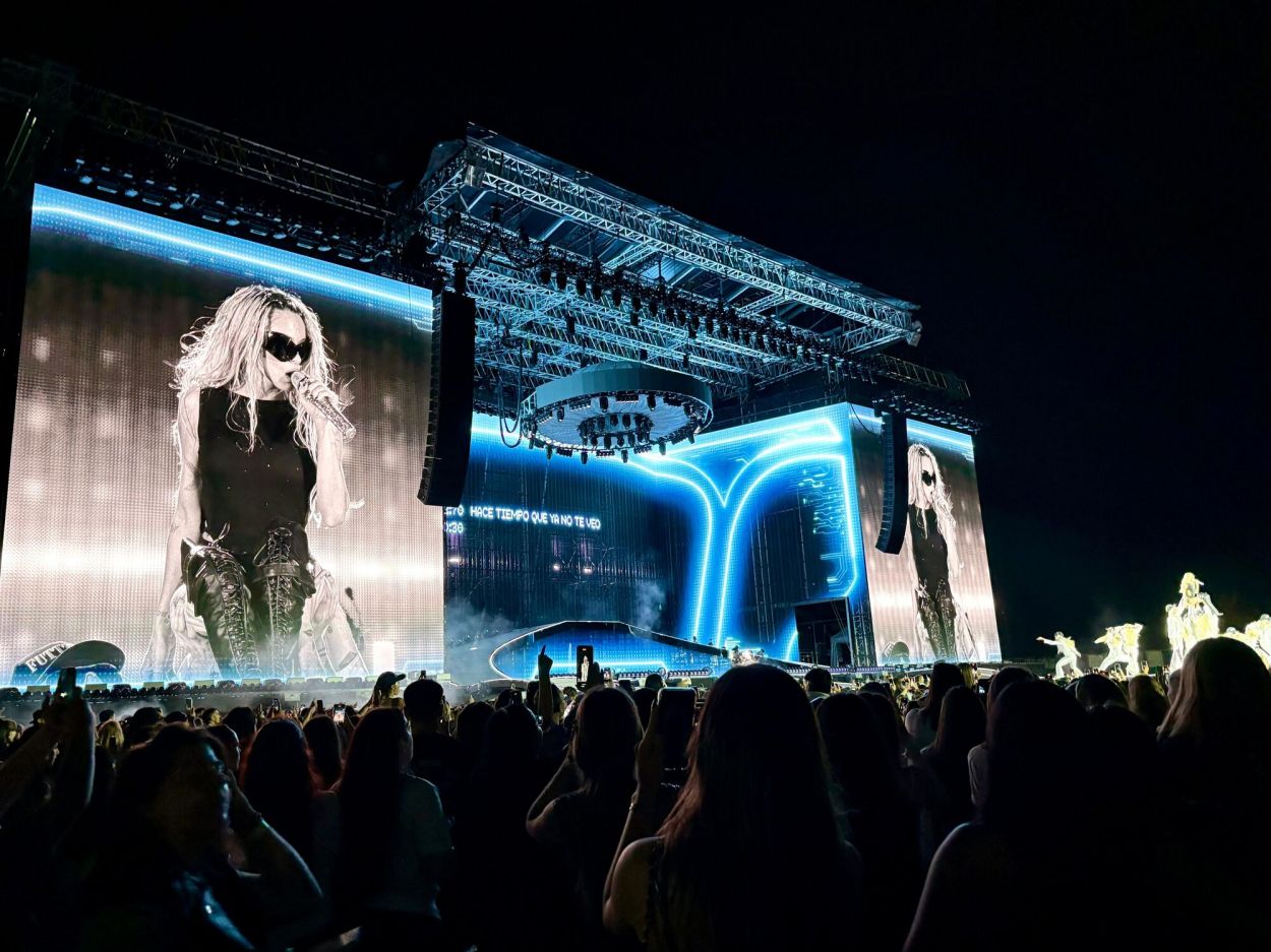 ESCENARIO. Música, emoción y tecnología confluyeron sobre la gigantesca estructura montada en el hipódromo.