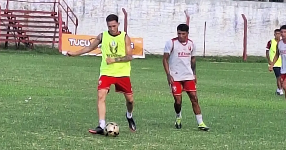 EN ACCIÓN. Lucas Sánchez se lleva la pelota ante la marca de Matías Perdigón.